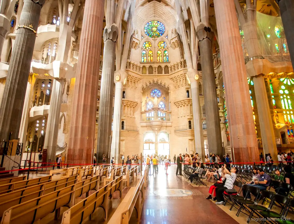 Columnas interiores de la Sagrada Familia vistas con la entrada con audioguía