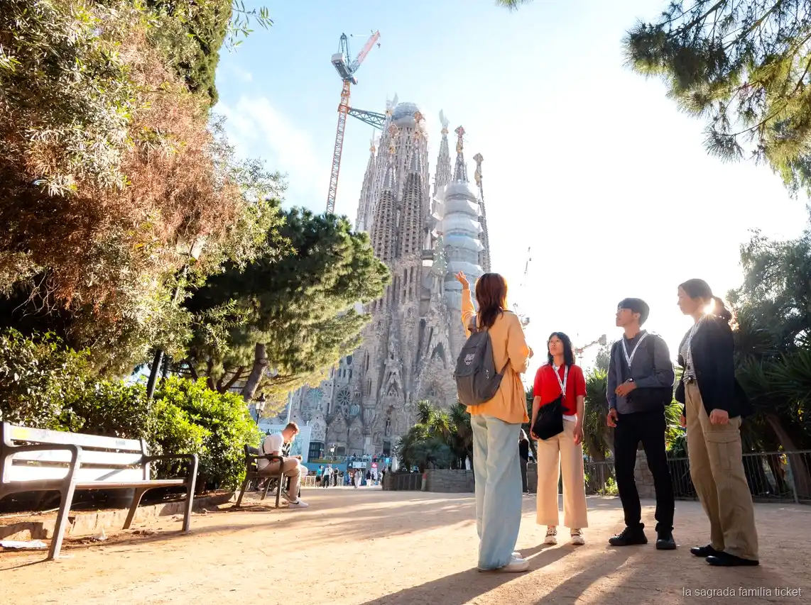 Fachada de Casa Vicens visitada en el tour de la Sagrada Familia y las casas de Gaudí