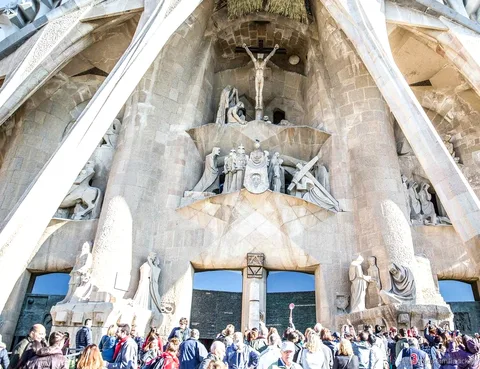 Escalera de caracol en el tour con acceso a las torres de la Sagrada Familia