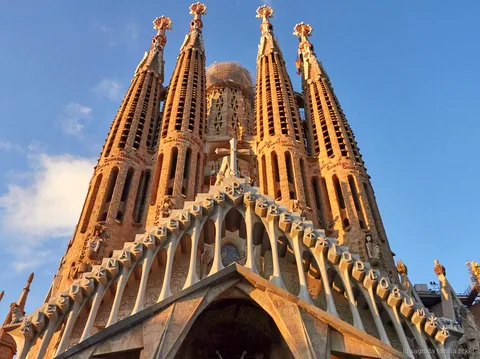 Guida durante l'ingresso alla Sagrada Familia con visita alle facciate