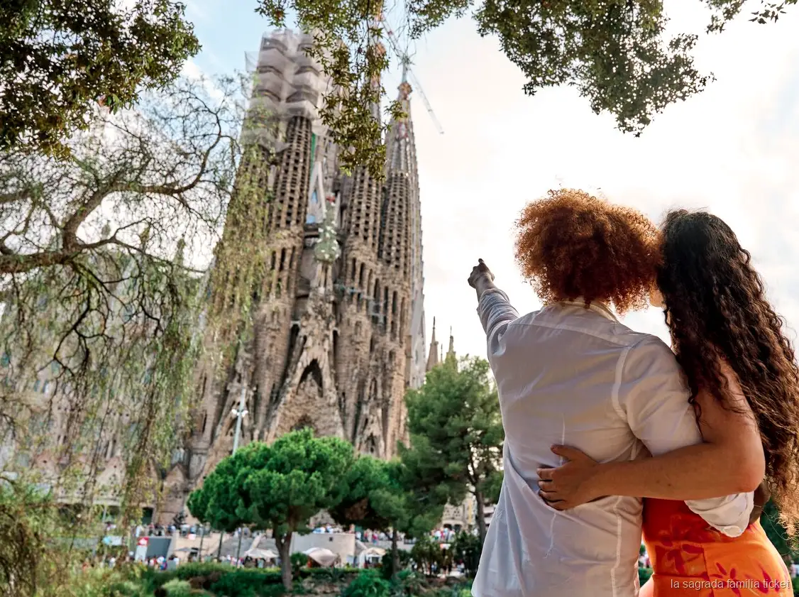 Dettaglio della facciata della Passione durante l'ingresso guidato alla Sagrada Familia