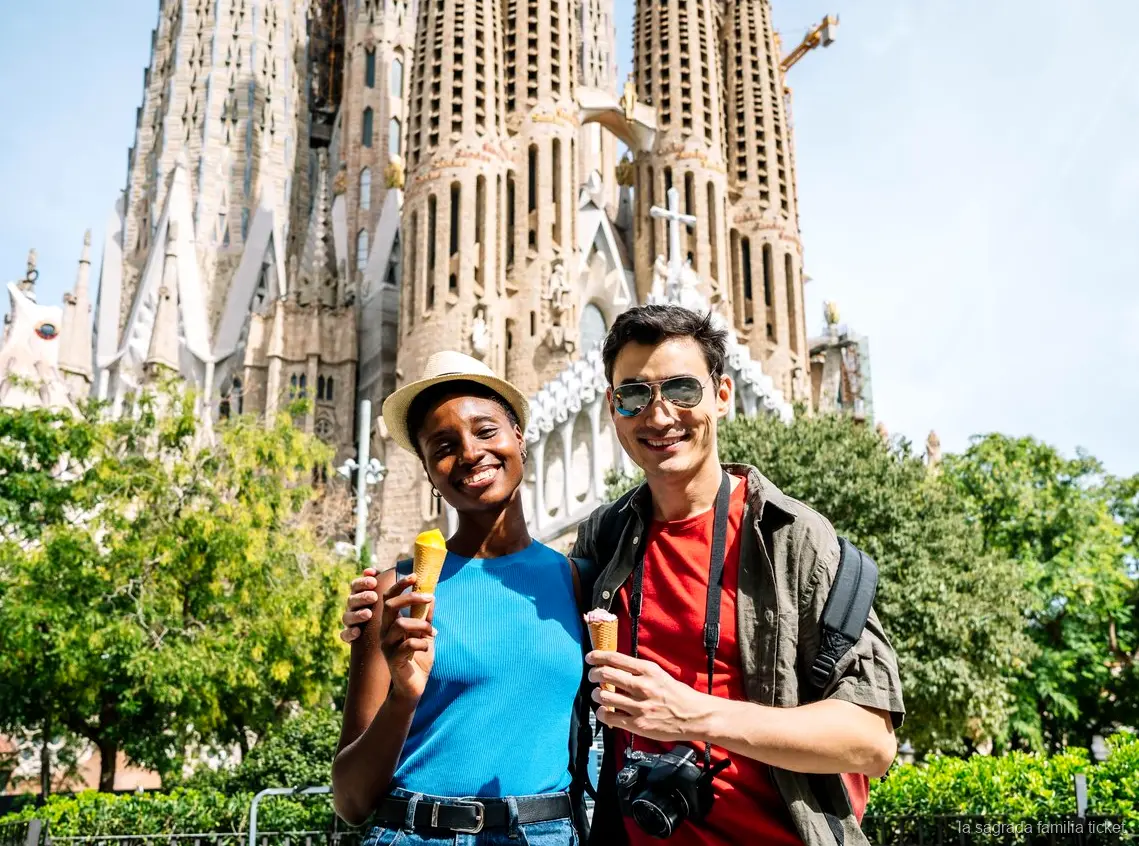 Piccolo gruppo durante l'ingresso economico alla Sagrada Familia