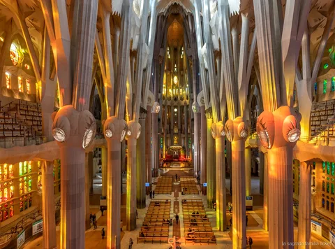 Besucher der Sagrada Familia nutzt die Audioguide-App im Inneren