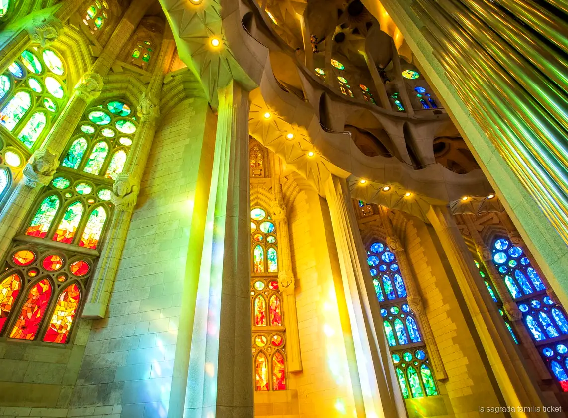 Selbstgeführter Besucher erkundet die Sagrada Familia mit Audioguide