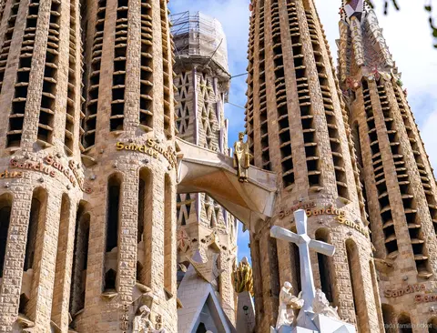 Schnitzereien der Geburtsfassade auf der Sagrada Familia Fassaden-Tour