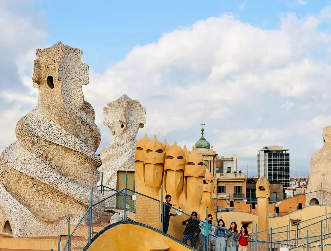 Dachkamine von Casa Milà auf der Gaudí-Häuser Tour