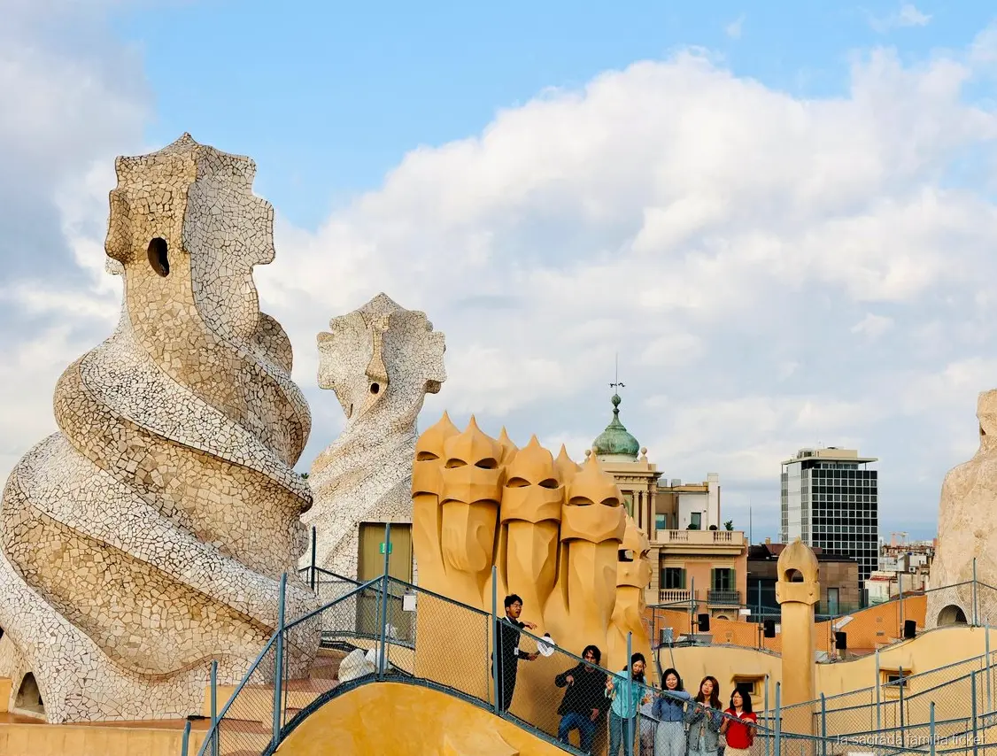 Schoorstenen op het dak van Casa Milà tijdens de Gaudí huizen tour