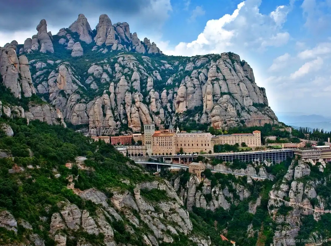 Skip-the-line stop bij de Sagrada Familia tijdens de Montserrat dagtrip