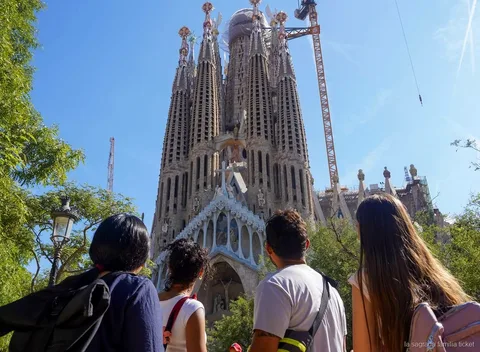 Guide führt eine Tour auf der Sagrada Familia und Park Güell Kombitour