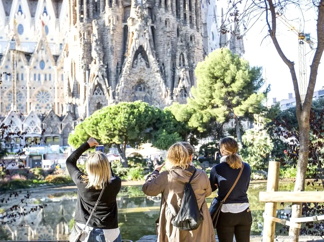 Groep met gids binnen de Sagrada Familia voor de klim naar de toren